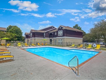 apartment pool in Baton Rouge - Photo Gallery 5