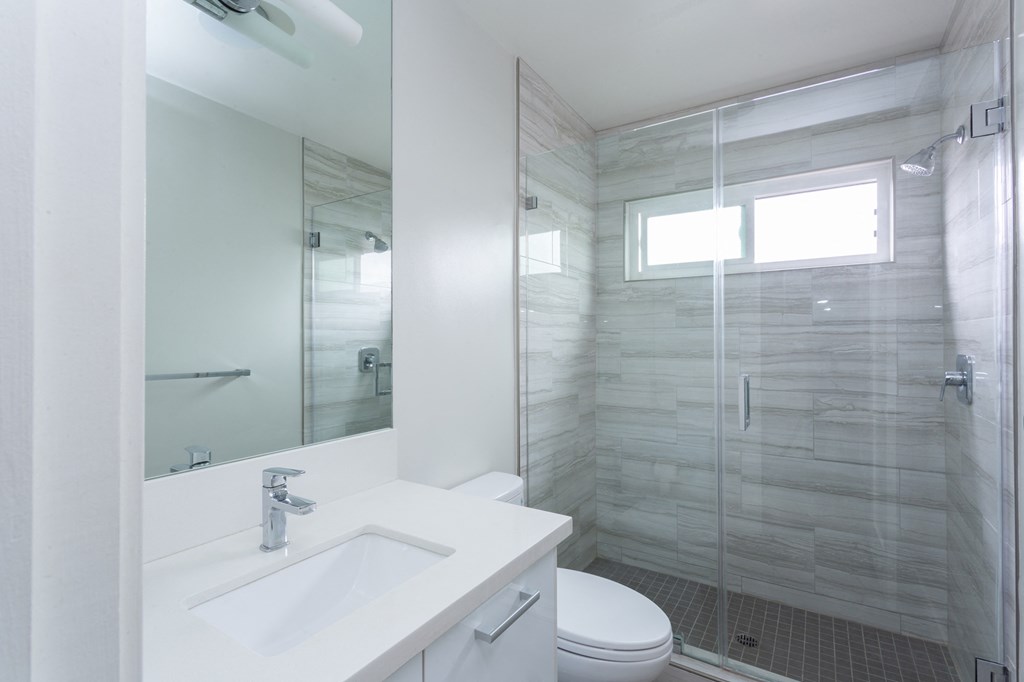 Bright, fully equipped bathroom