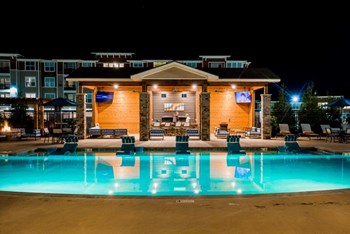 Pool View In Night at Altitude 970, Kansas City, Missouri - Photo Gallery 11