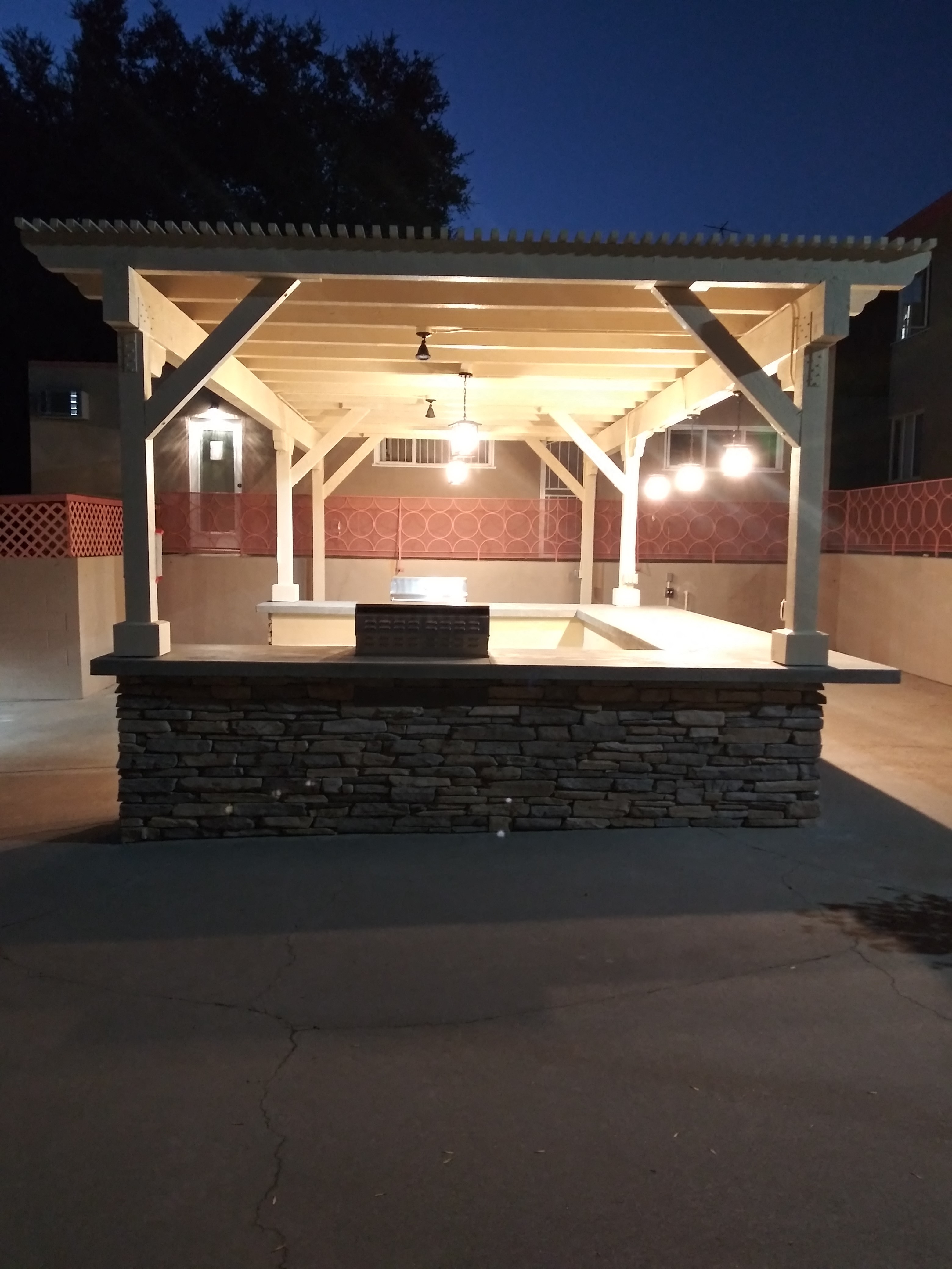 the bar is lit up at night in the parking lot
