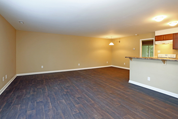 raleigh now leasing apartments newly renovated - Photo Gallery 4