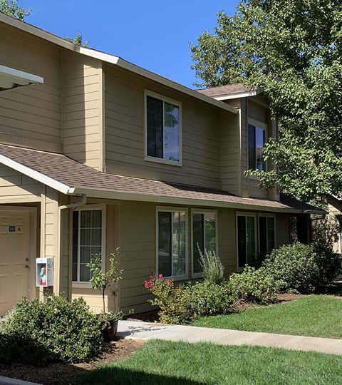 exterior building with landscape at COURTYARDS @ PENN VALLEY, PENN VALLEY, 95946