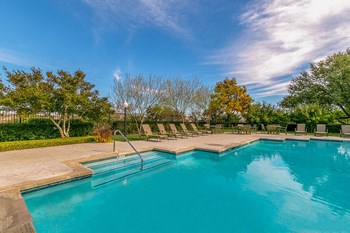 Pool near by large green space - Photo Gallery 33