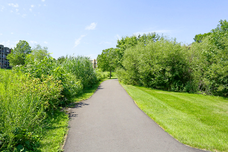 Westwind Apartments - Walking Path