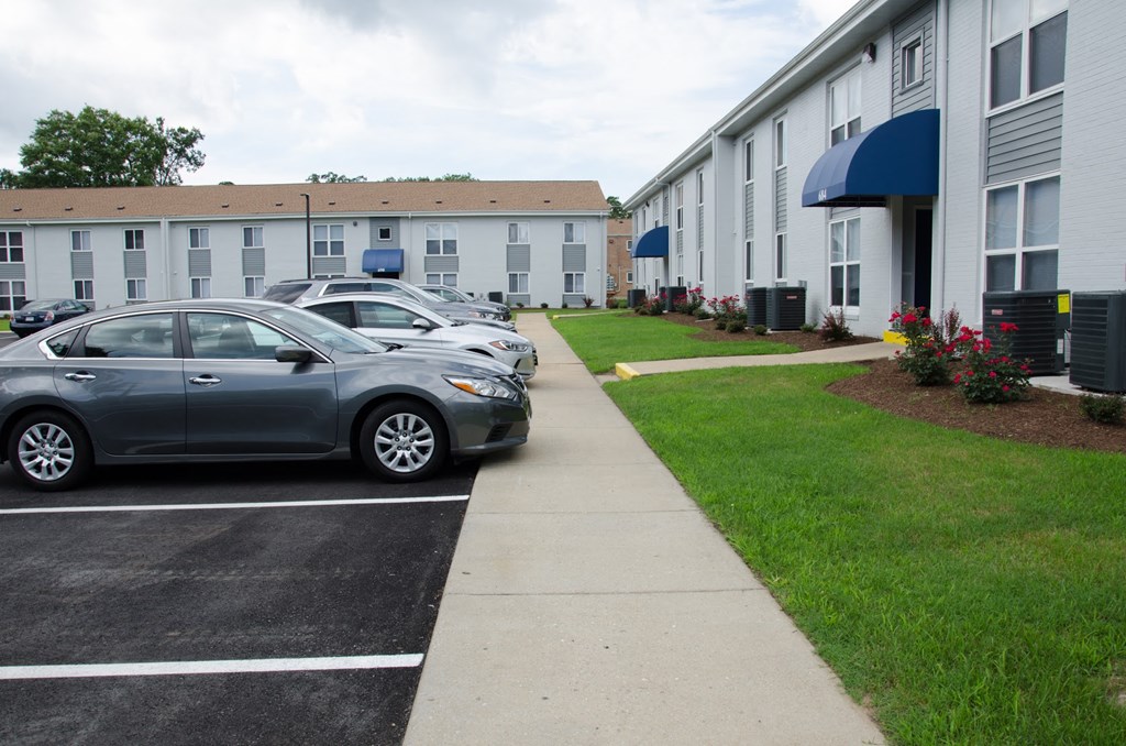 a row of cars parked in front of a building