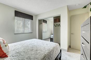 Beautiful Bright Bedroom at Namaste Apartments, Nevada