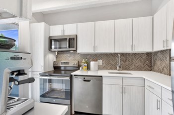10 N Emerson 1-2 Beds Apartment for Rent - Photo Gallery 2