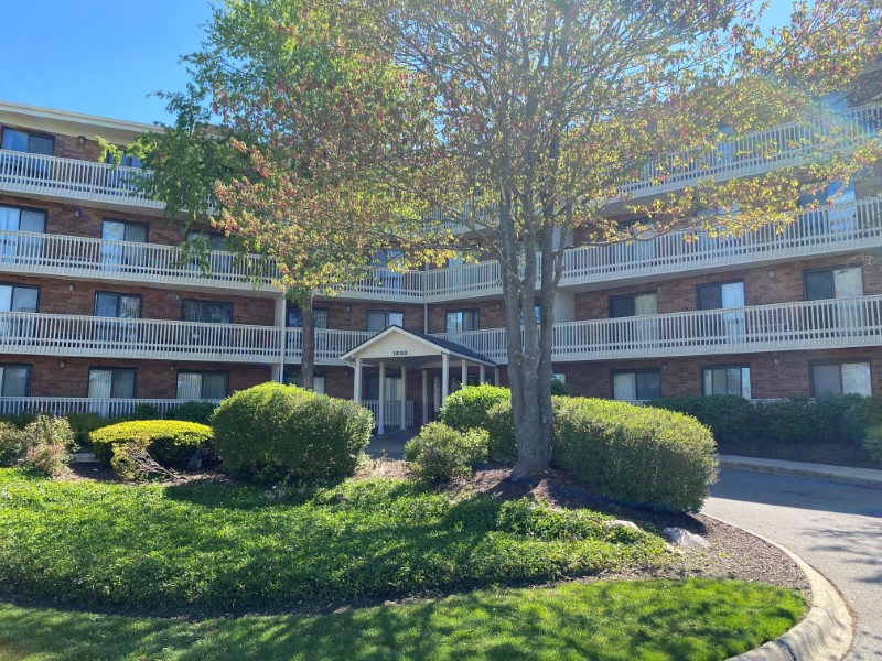 Luna Park Apartments, 1800 Wedgewood Dr, Gurnee, IL RENTCafé