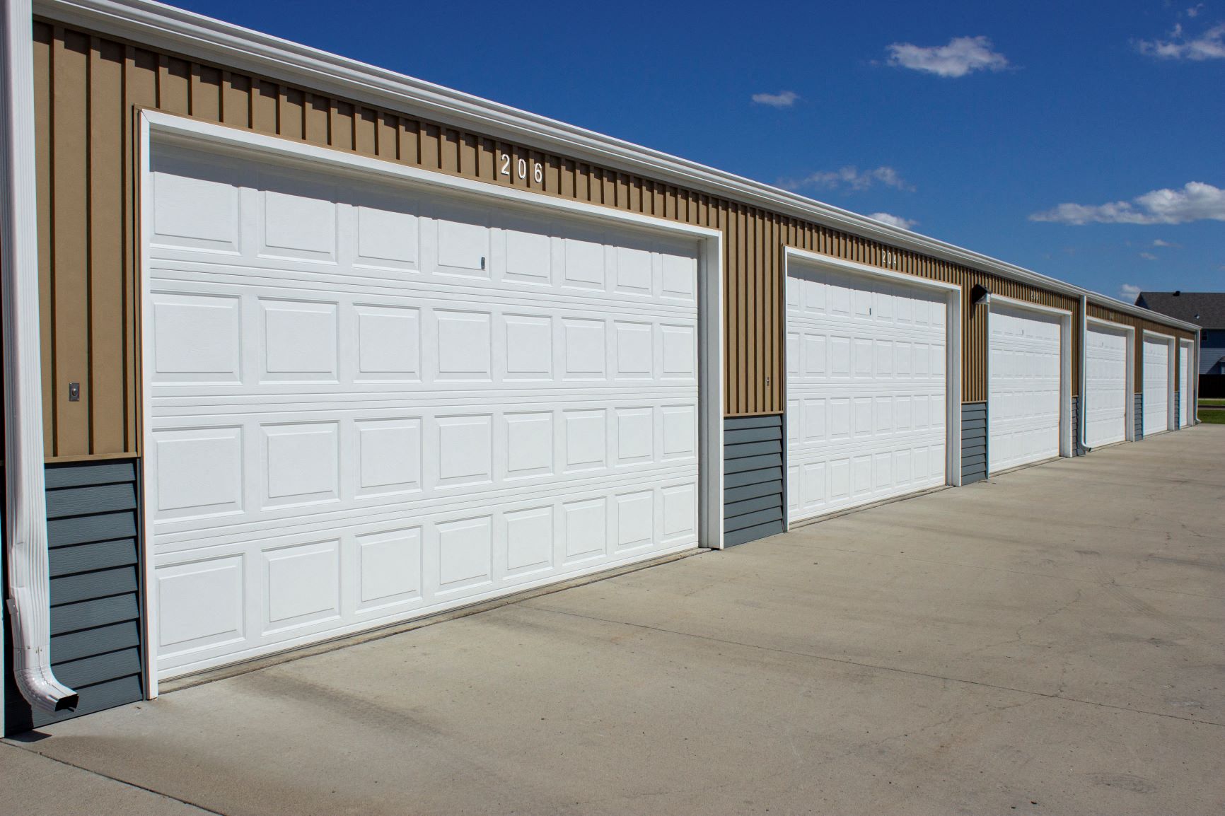 Exterior shot of garages at Brandtplace Apartment Homes in Fargo, ND.