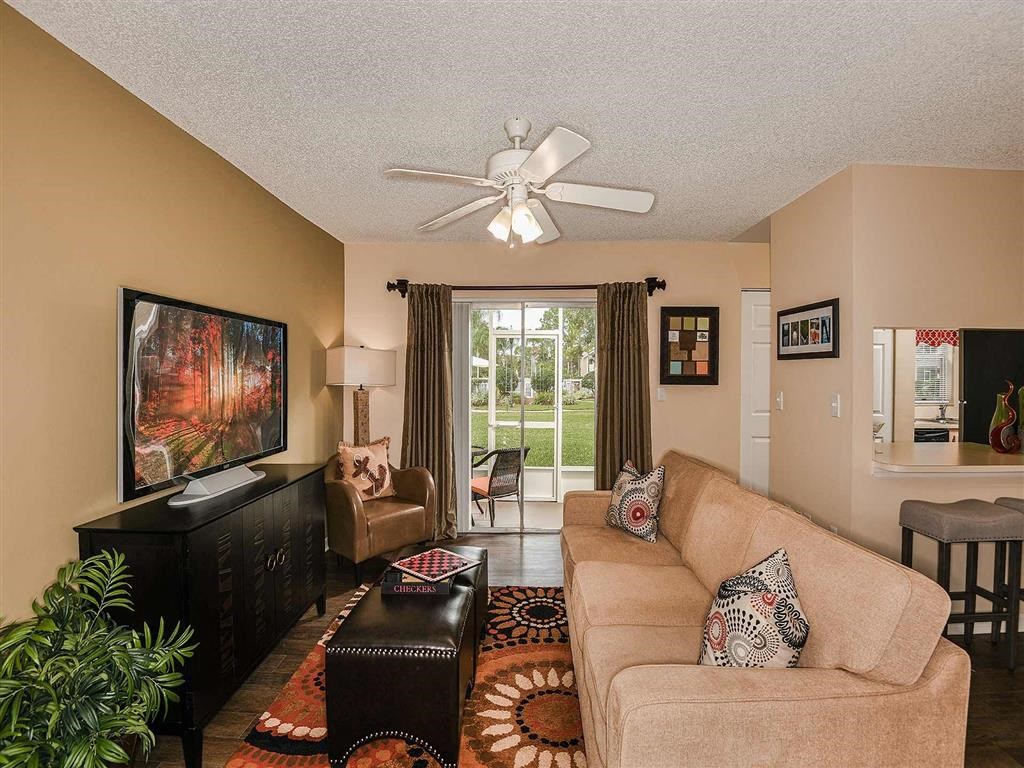 Livingroom with Couch and TV