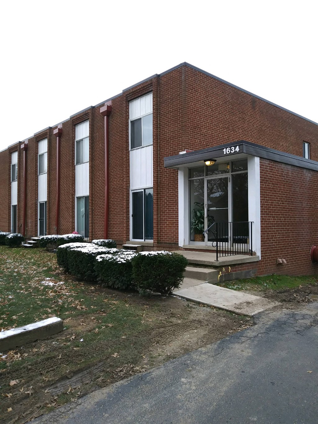 A red brick building with the number 1634 on the front.