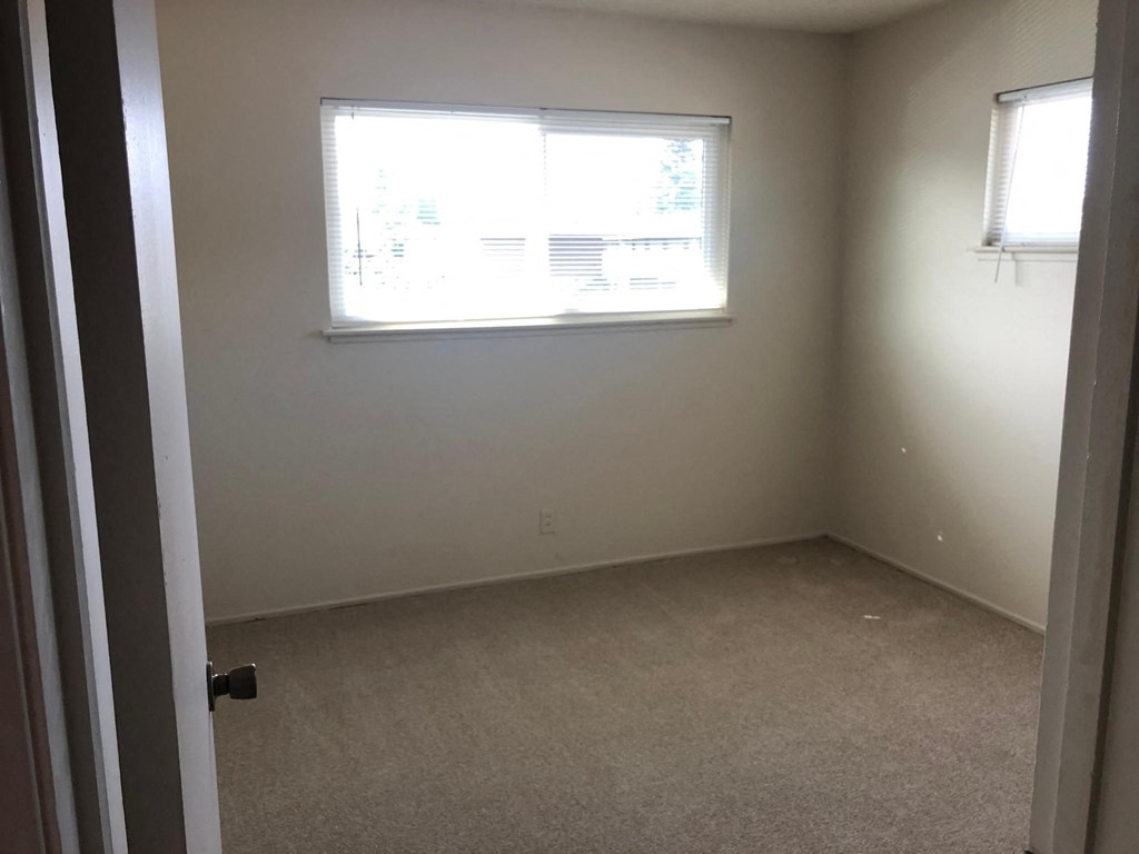 4584 Hamilton Avenue 2 Beds Apartment for Rent - Photo Gallery 3