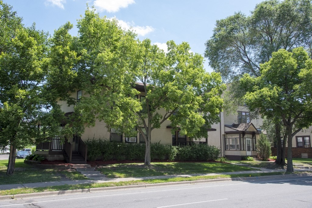 the view of an apartment building from the street