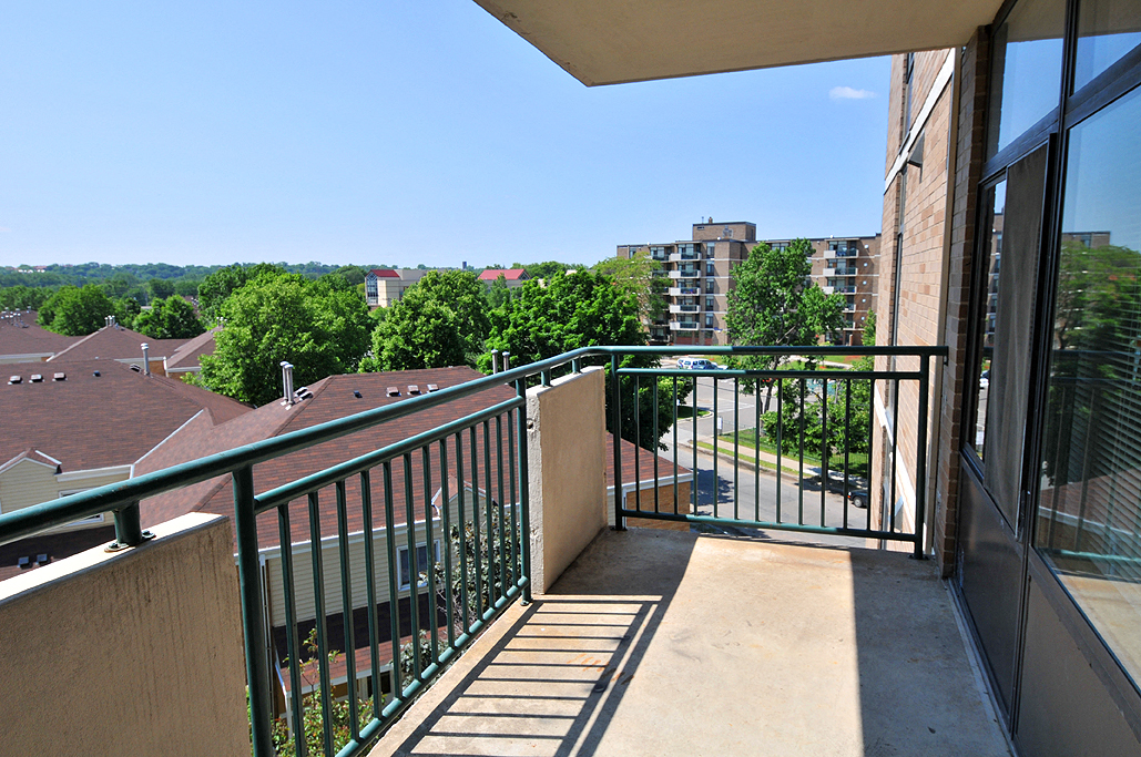 Park Plaza Apartments Minneapolis Balcony