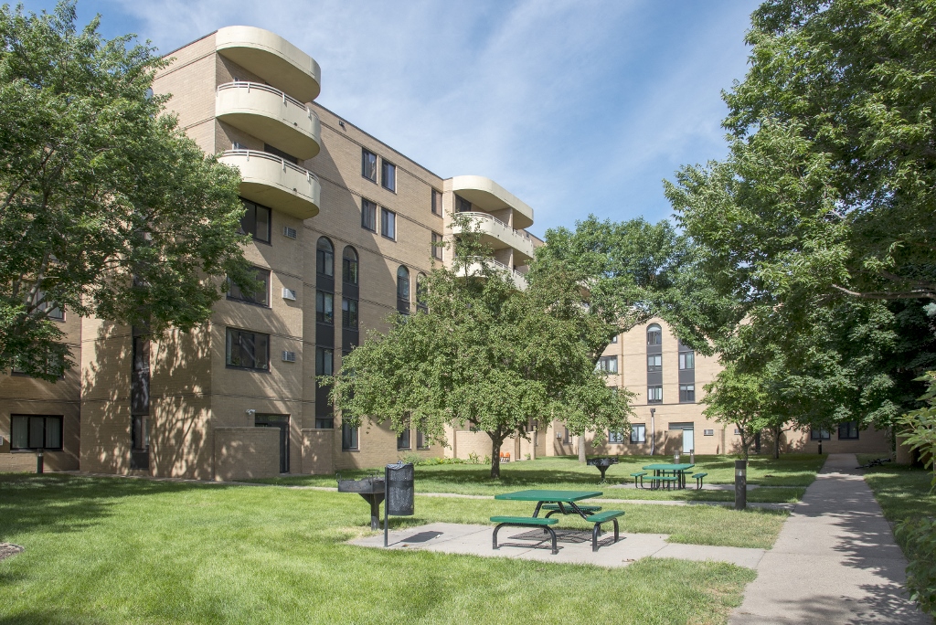 Seven Corners Apartments Minneapolis