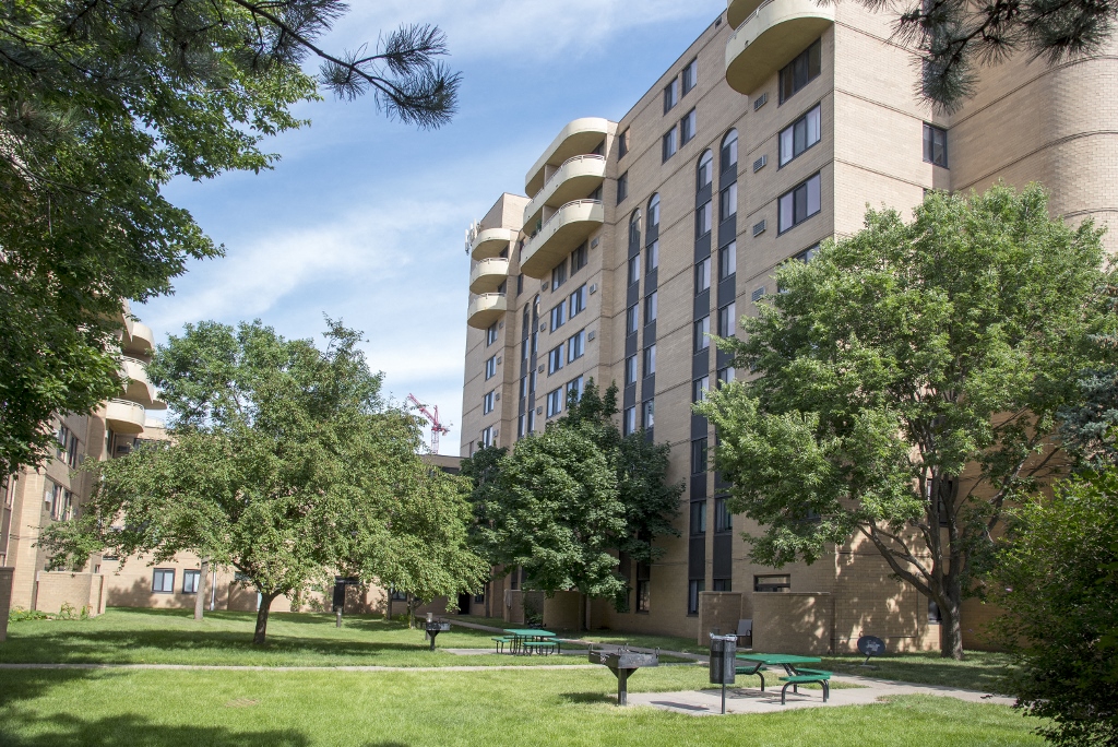 Seven Corners Apartments Minneapolis