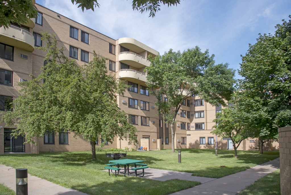 Seven Corners Apartments Minneapolis