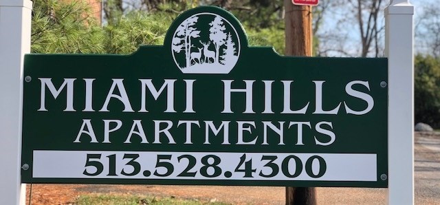 a green sign that reads apartments