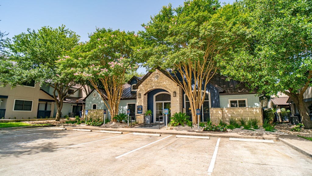 apartments for rent in austin tx with a welcoming easing office