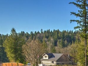 Issaquah Apartments-Vue Issaquah Sparkling Pool with Lounge Chairs - Photo Gallery 5