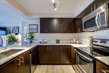 906 NE Lilac Street 1-3 Beds Apartment, Market Rate for Rent - Photo Gallery 3
