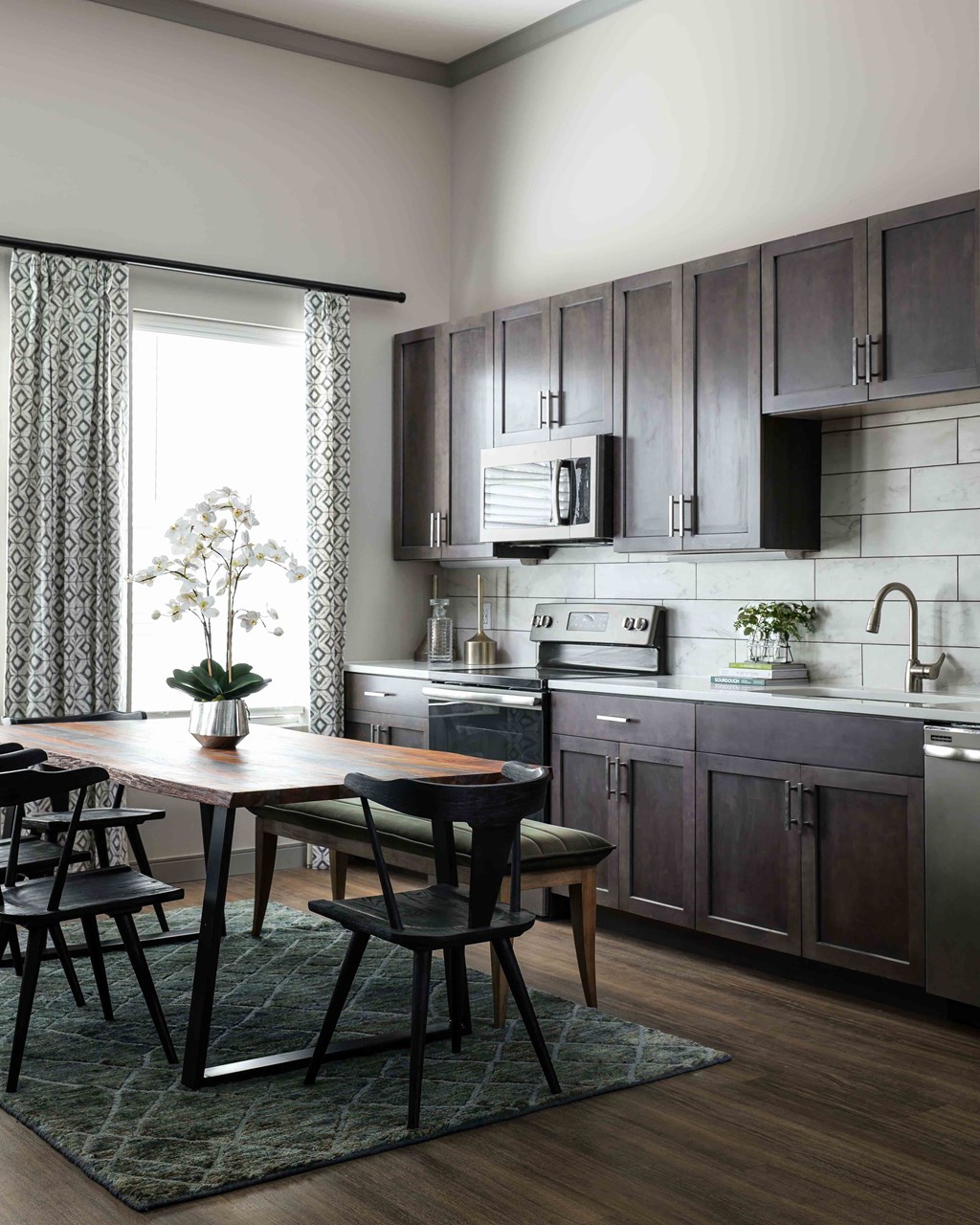 Upton Oxmoor Apartments Louisville kitchen and dining area