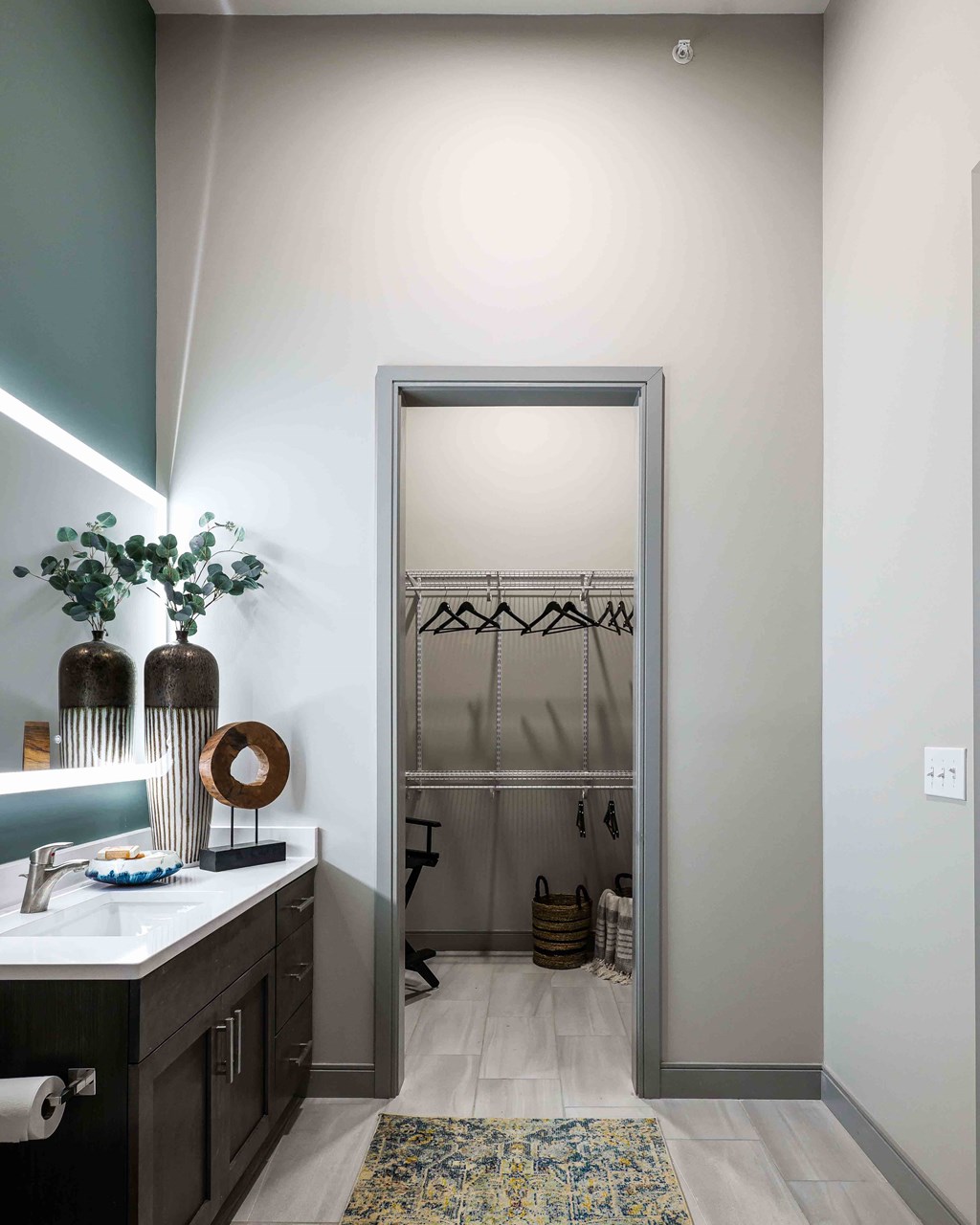 Upton Oxmoor Apartments Louisville bathroom and walk-in closet