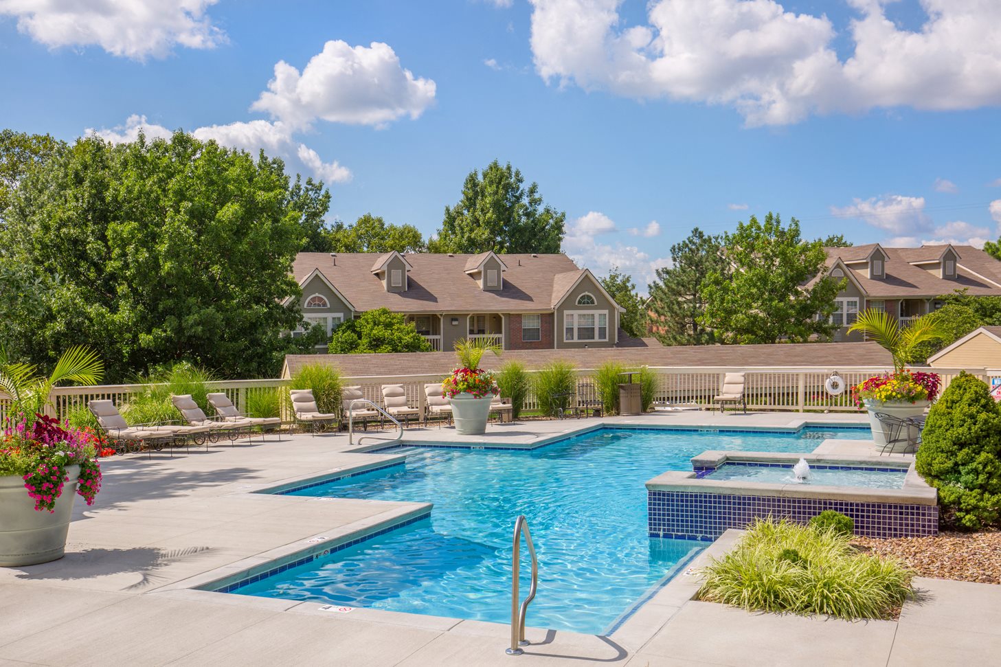 Stonebriar | Apartments in Overland Park, KS