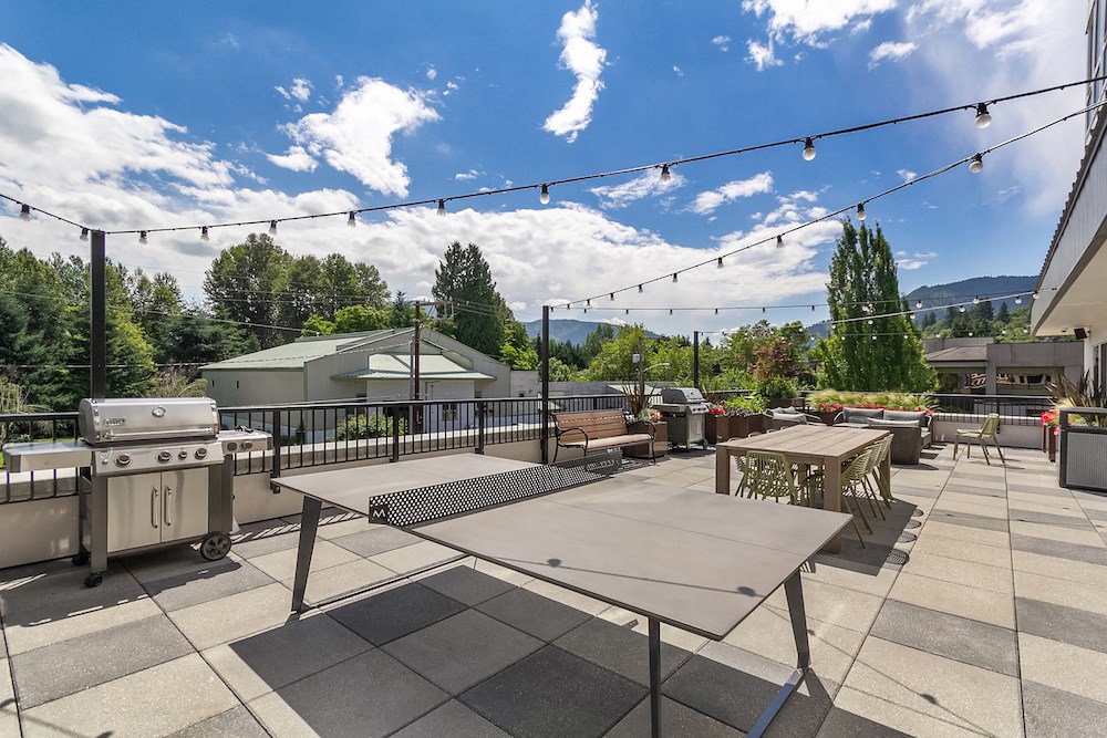 the club at highland commons rooftop patio with tables and grills