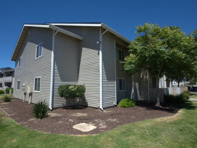 Beautiful Grounds at VIZCAYA APARTMENTS, California