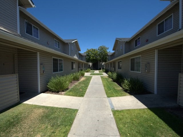 Walking Paths at VIZCAYA APARTMENTS, California, 93458