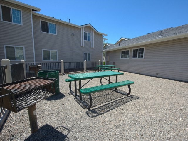 Grills and Picnic area at VIZCAYA APARTMENTS, SANTA MARIA, CA 