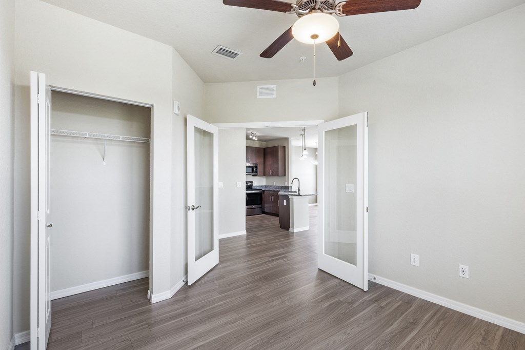 an open living room and kitchen with a ceiling fan