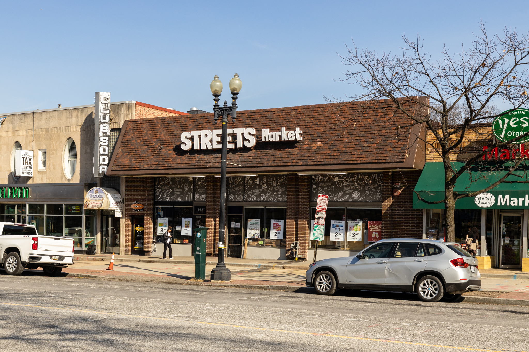 the street market on the corner of a city street