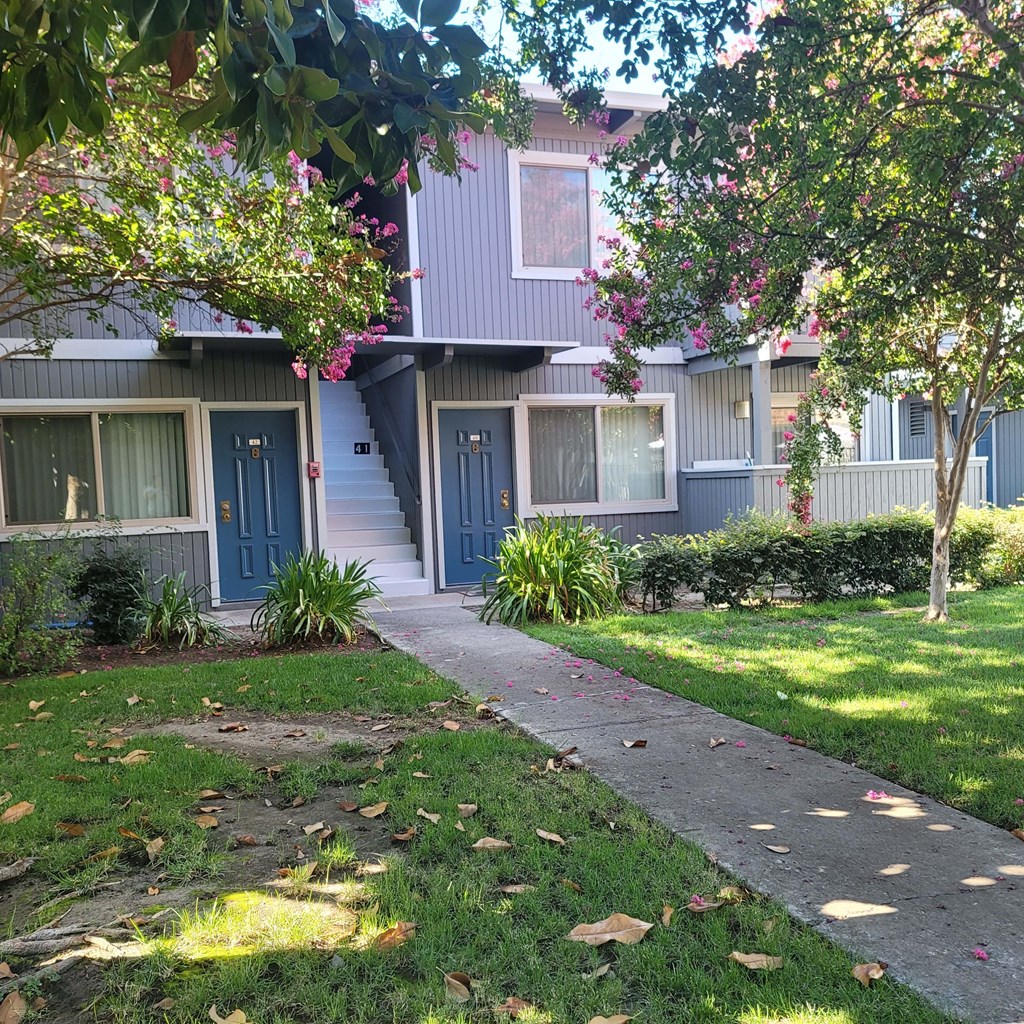 a sidewalk in front of an apartment building