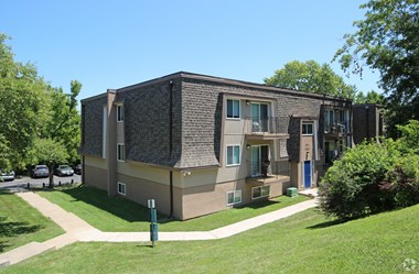 Exterior view of apartment building at Stone Oak Apartments in Independence, Missouri