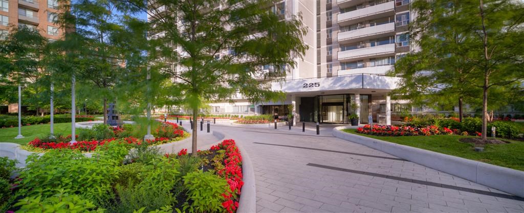 a sidewalk in front of a building