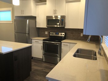 #212-3220 11th Street 3 Beds House for Rent - Photo Gallery 3