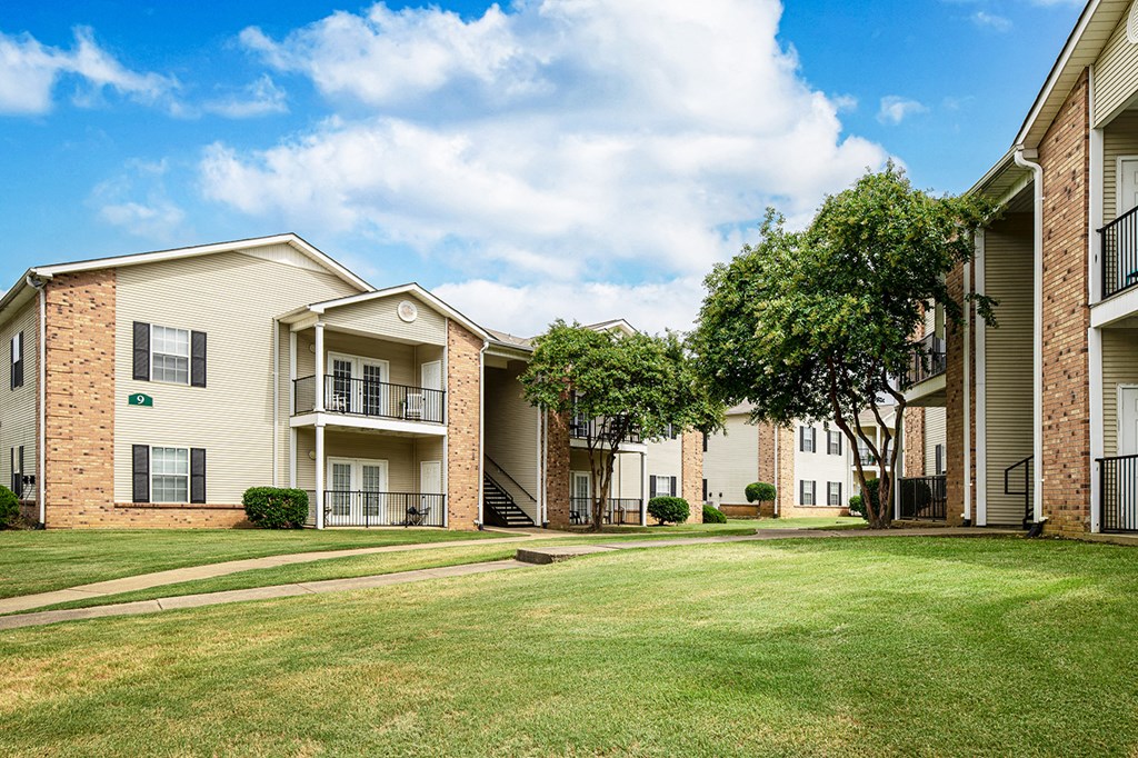 the preserve at ballantyne commons apartments with lawns and trees