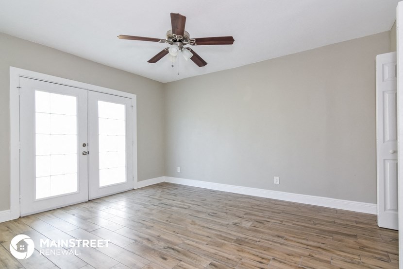 the living room is clean and ready for the family to use