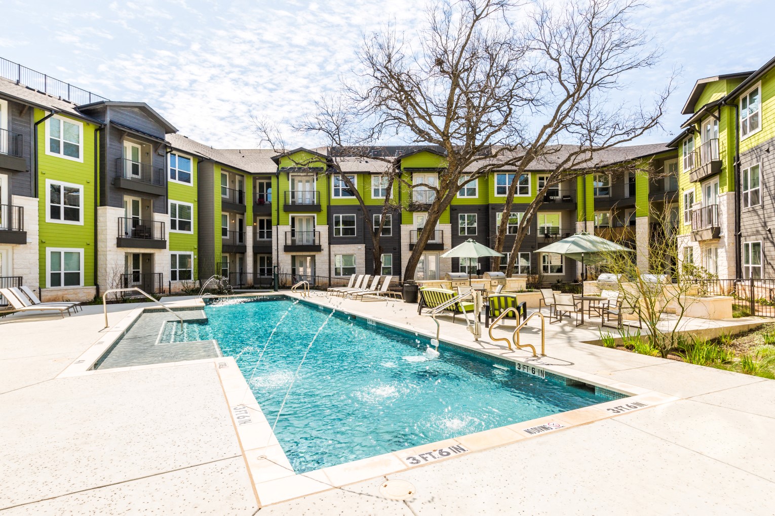 Pool with water feature