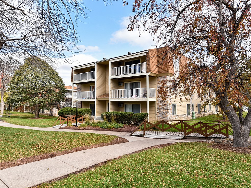 Pines Of Burnsville Apartments, 1024 West Burnsville Pkwy, Burnsville