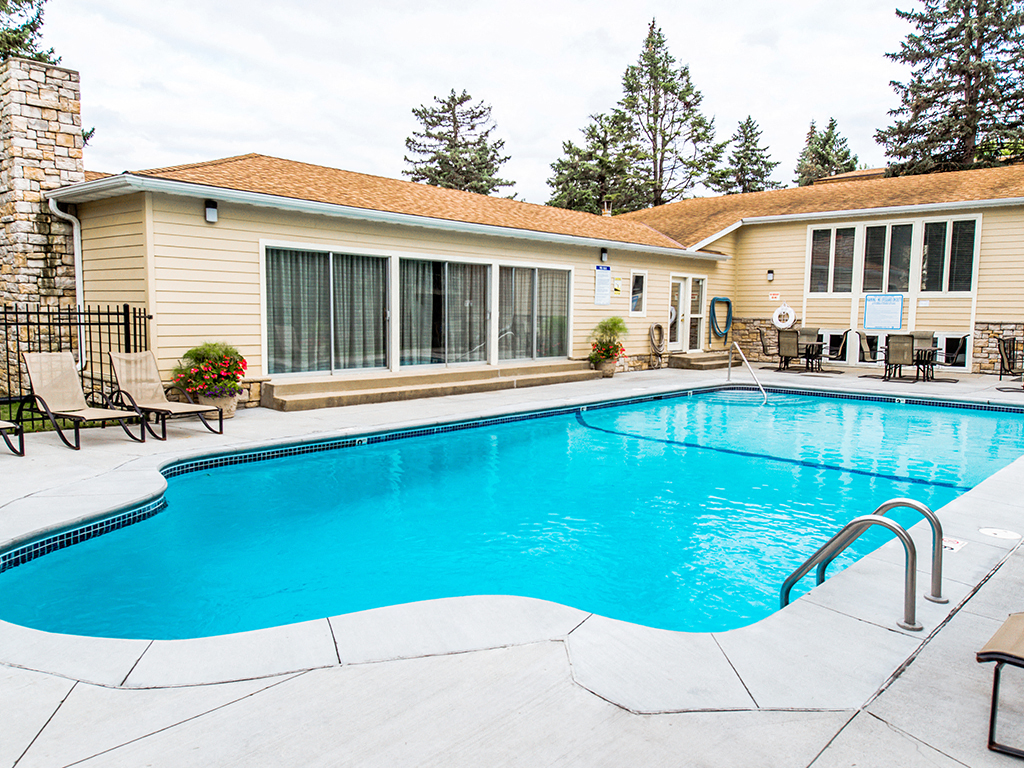 The Pines of Burnsville - Outdoor Pool