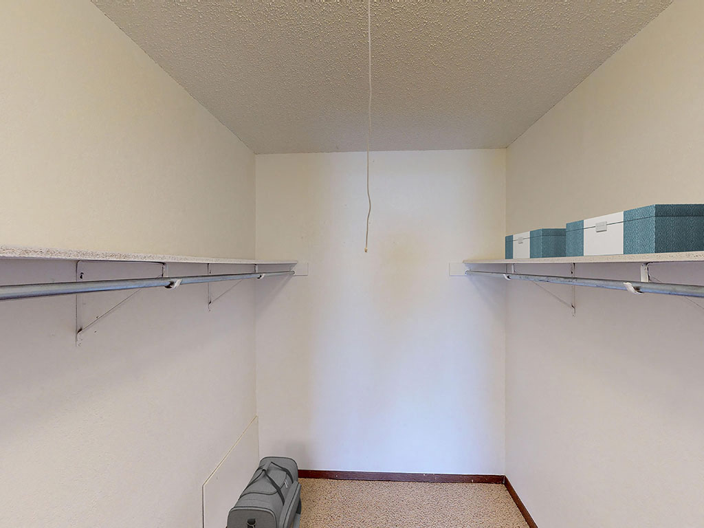 Country Bluff Apartments - Closet