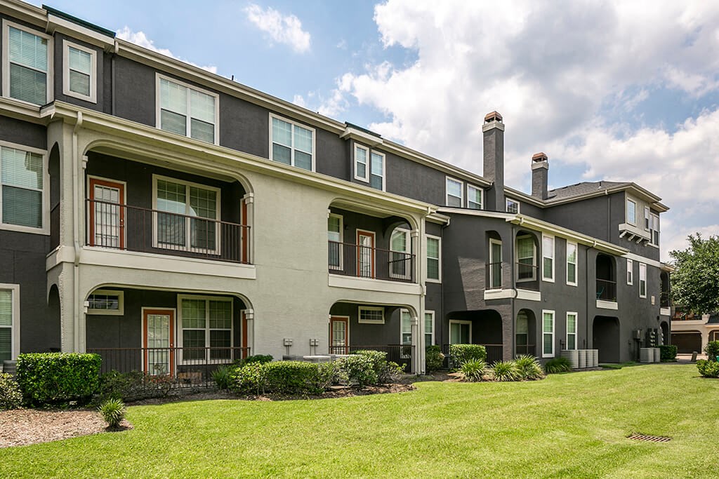 Patios at The Dominon Apartments in Conroe TX