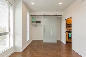 1035 W. Eastland Ave. 1-2 Beds Apartment for Rent - Photo Gallery 11