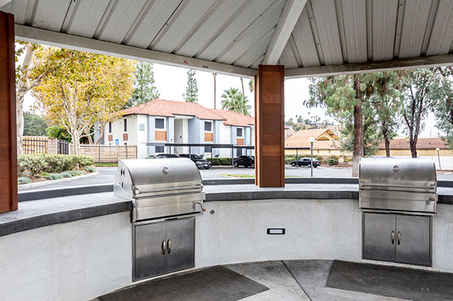 Covered BBQ area l Tides at Grand Terrace