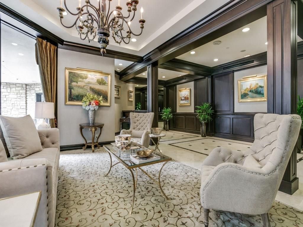 Resident Lounge with Elegant Seating