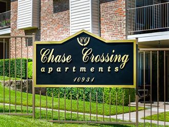 a sign in front of a building that says chase crossing apartments