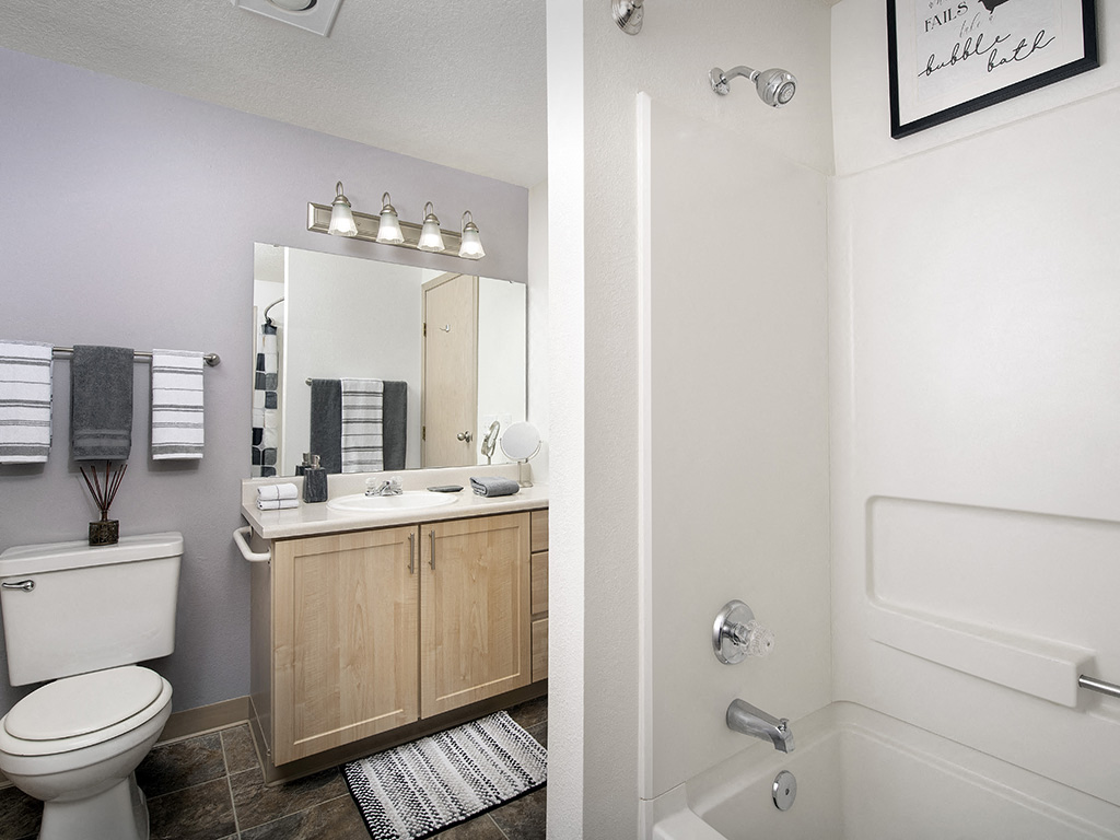 Rivergreens Apartments - Bathroom